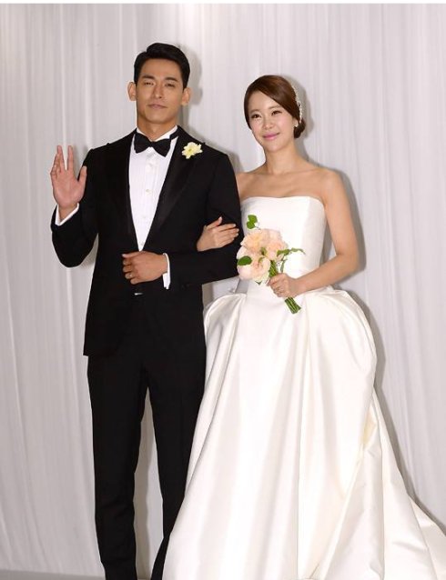 月11日,郑锡元亮相白智英演唱会现场浪漫求婚成功,同年6月2日举办婚礼