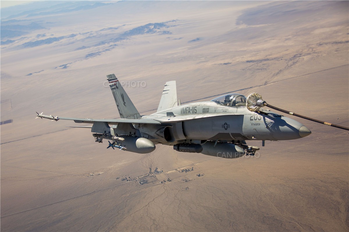 而这次训练加油的对象就是一架fa-18c大黄蜂.