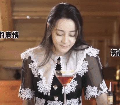 迪丽热巴被自己逗笑,古力娜扎亮相活动惊艳全