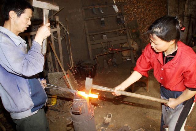 生铁是铁,熟铁是铁,锤子一敲,铁打铁 该如何对下联?