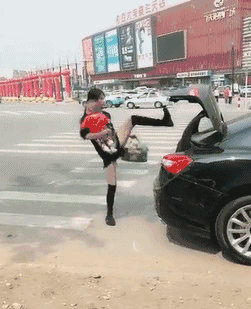 现在都流行劈叉关后备箱？腿长果然用起车来都不一样