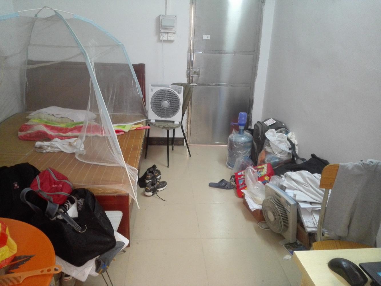 瞧瞧蜗居在广州城中村的失业农村大学生的出租房, 那简直一片狼藉