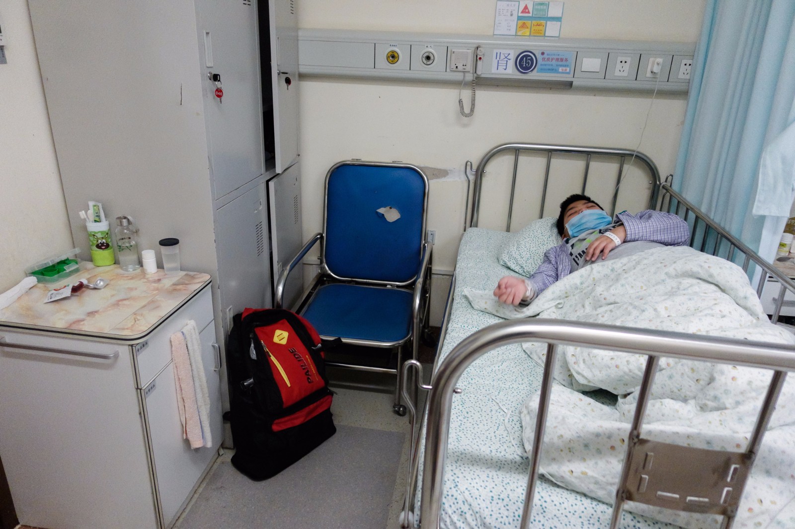 父亲弟弟同患重病 女大学生弃学打工