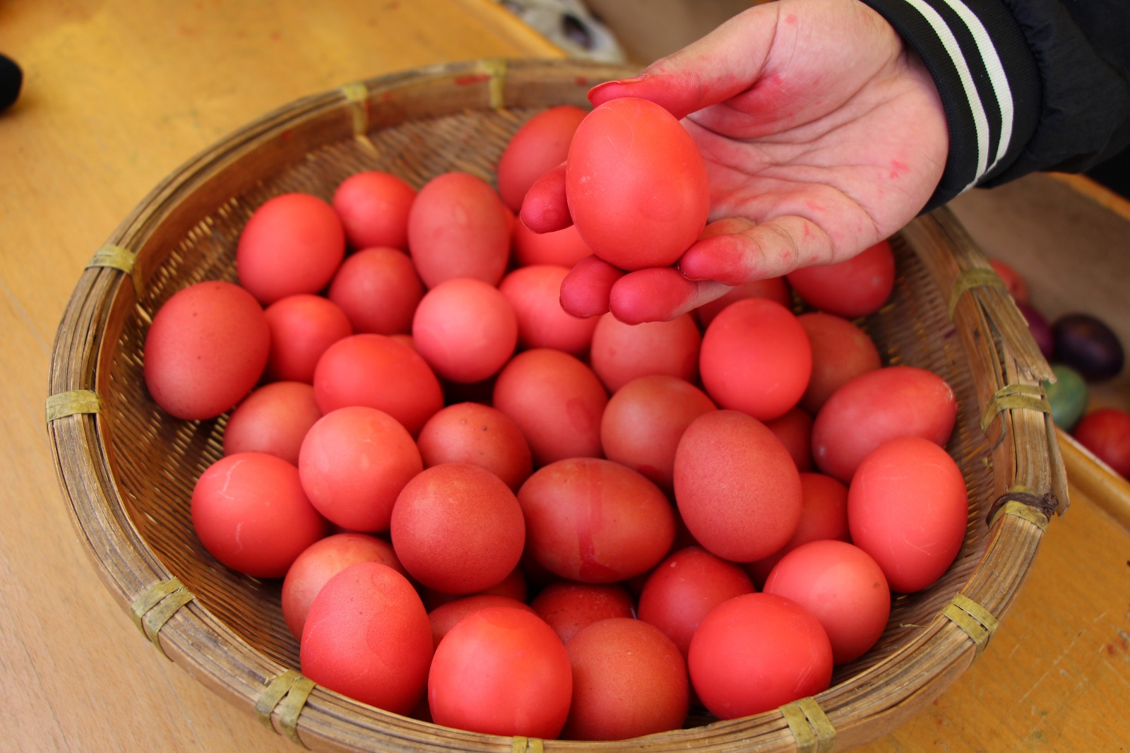 社团也有大喜事美女穿汉服染红鸡蛋送同学