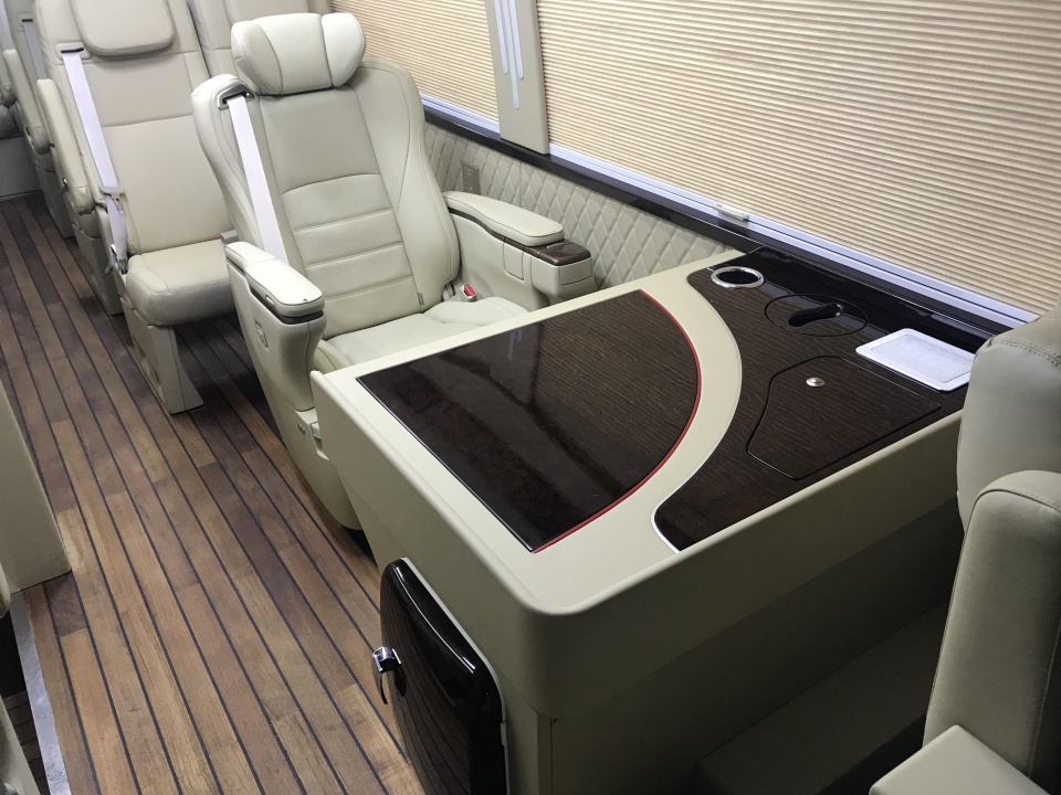 丰田考斯特，大领导考察首选座驾，可配双人床或独立卫生间！