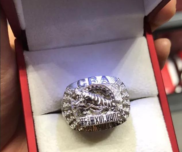 李根晒cba总冠军戒指:第3枚