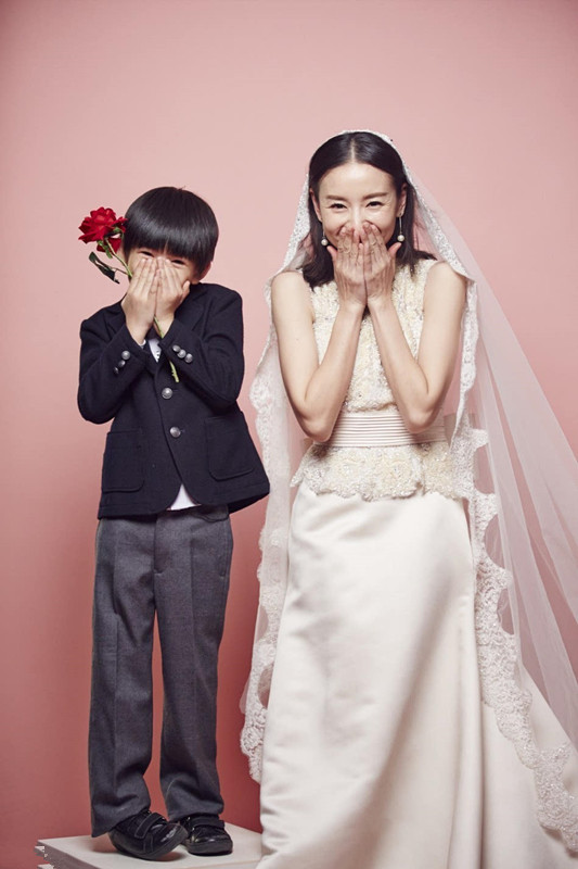 虽然是单身妈妈,却仍被董洁和儿子顶顶的婚纱照给美哭了!