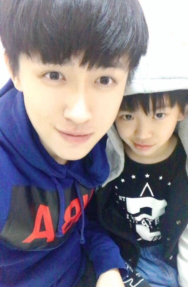 位关晓彤的初恋男友,他是《古剑奇谭》少年大师兄陵越的扮演者张逸杰