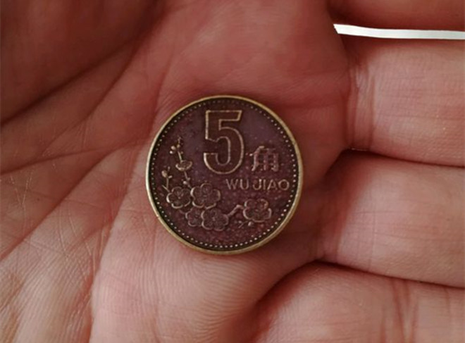 大红袍包浆的梅花五角硬币收藏价值要远远高于普通包浆,因此大家都在
