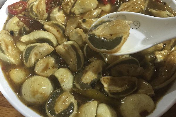 害怕了十几年的蛇蛋,吃起来还真美味,上山捡个几篮子做菌菇汤