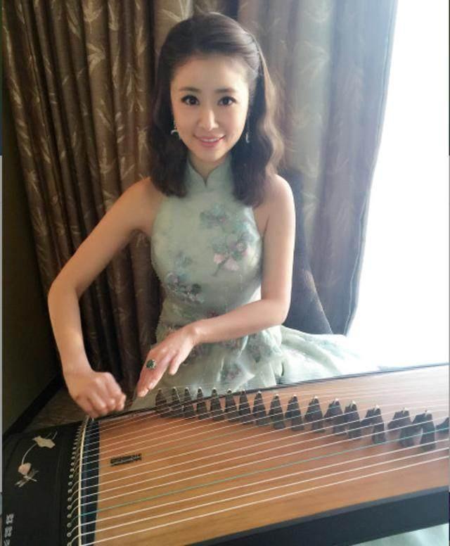 众女星穿古装弹古筝,关晓彤被赞赵丽颖呆萌