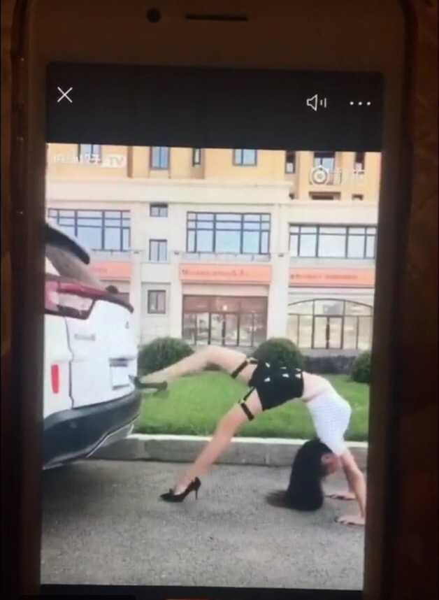 现在都流行劈叉关后备箱？腿长果然用起车来都不一样