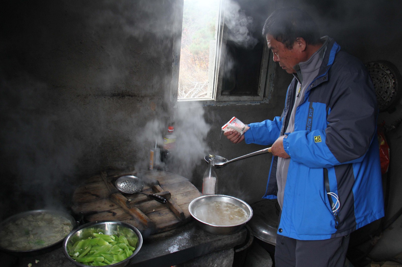 这个群主不简单,还会烧菜.用的是看山家里的大铁锅.烧的是山中柴.