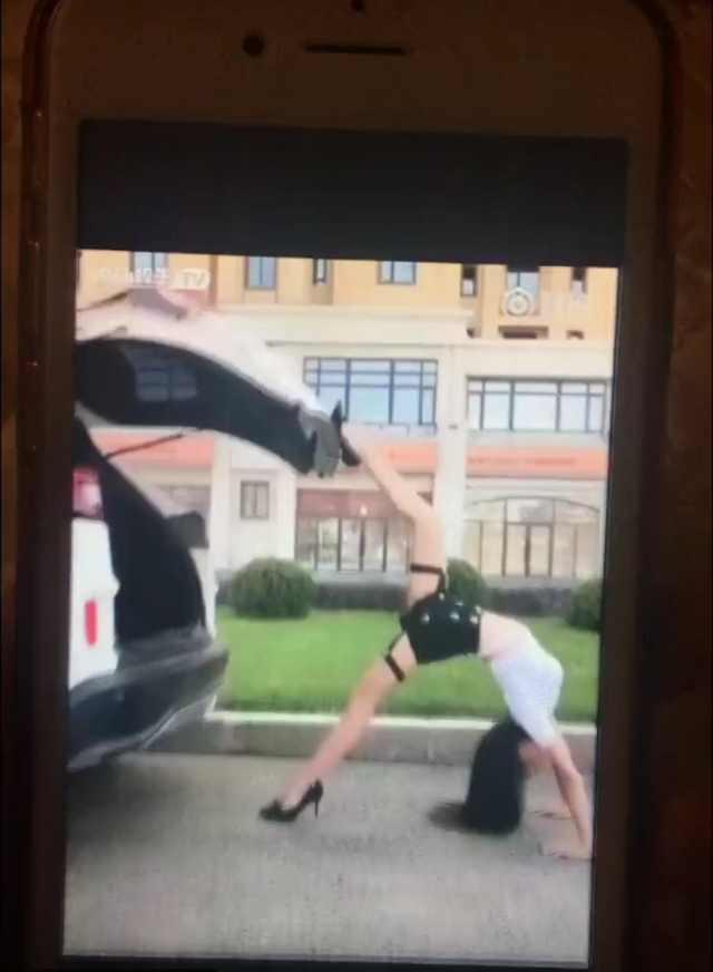 现在都流行劈叉关后备箱？腿长果然用起车来都不一样