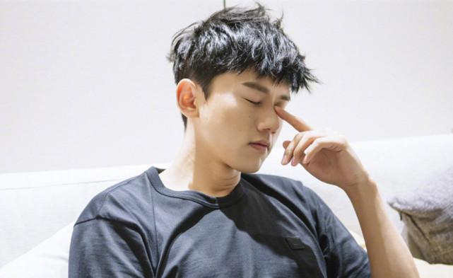 张杰换发型了现在的帅吗