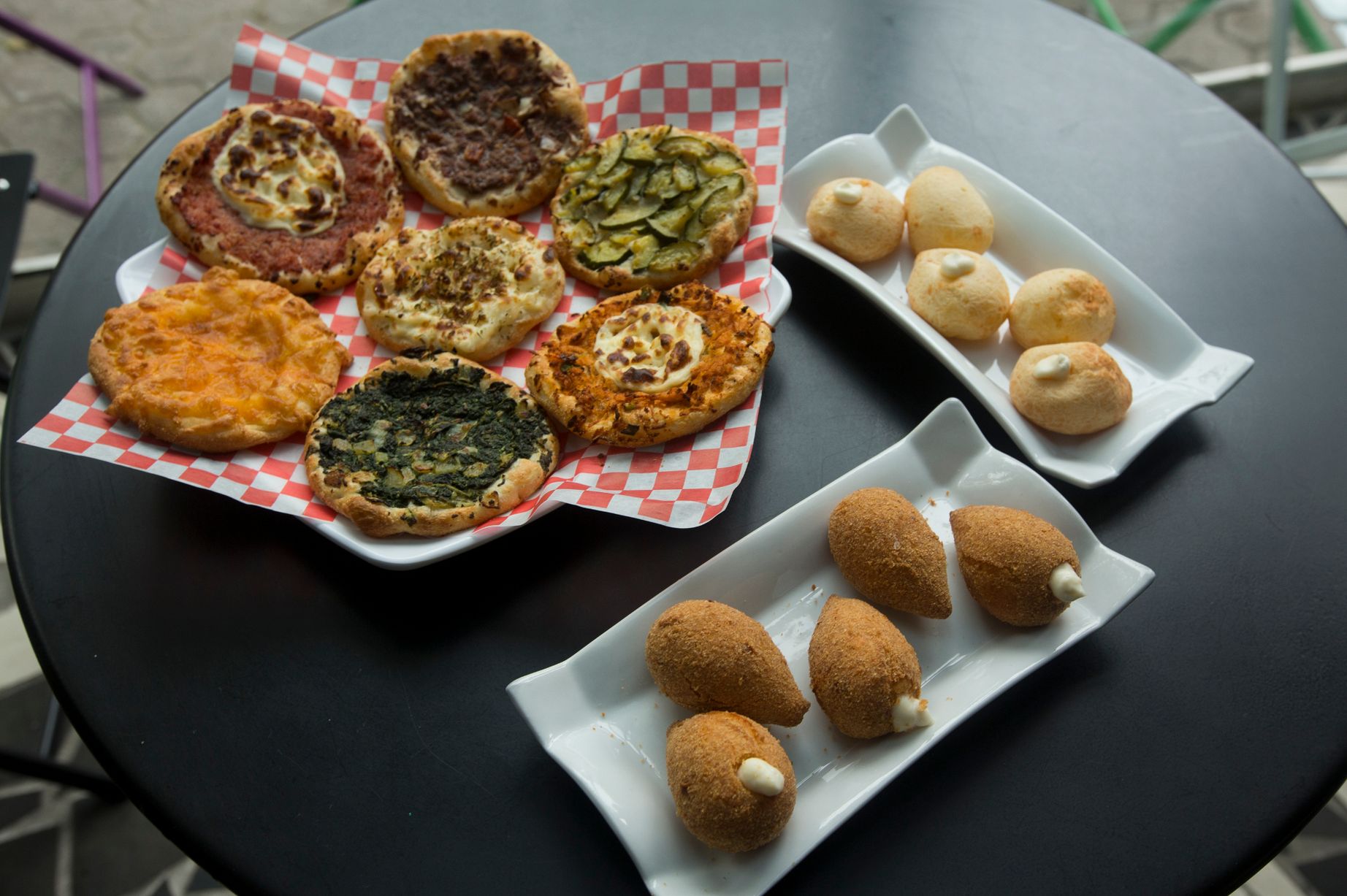 巴西的经典早餐:奶酪和面包,还有烤干酪卷,镜报说,没有人不喜欢.