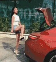 现在都流行劈叉关后备箱？腿长果然用起车来都不一样