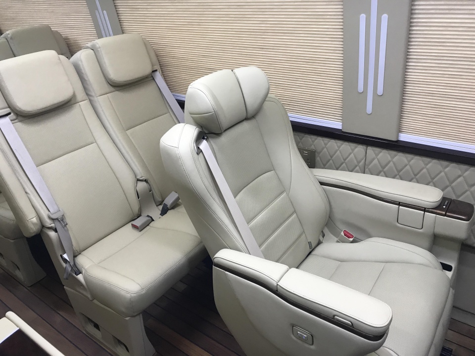 丰田考斯特，大领导考察首选座驾，可配双人床或独立卫生间！