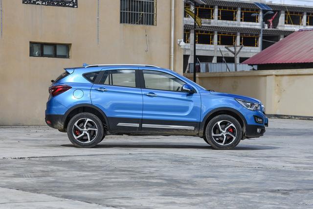 很多地方它成了“街车”，性价比比哈弗高，看不起马自达