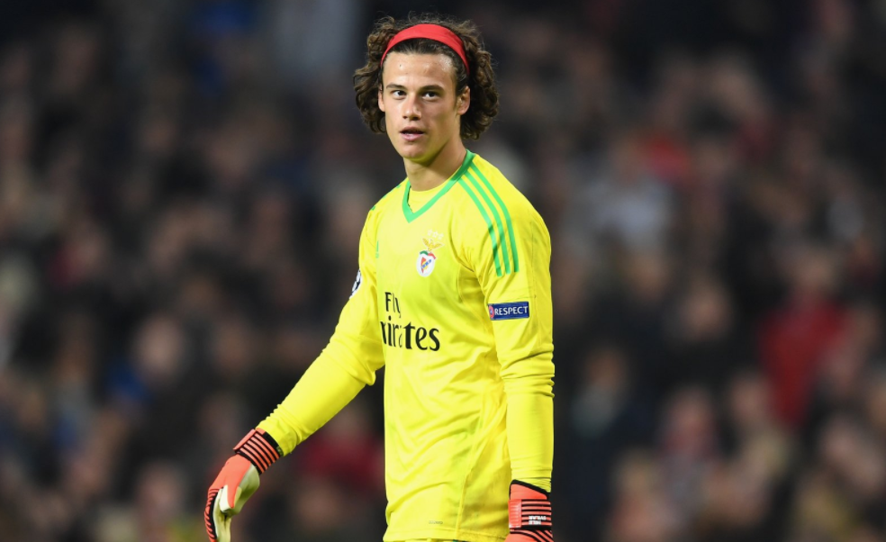 可是,刚刚成为欧冠最年轻扑点门将的斯维拉尔,在上半场临结束前却创造