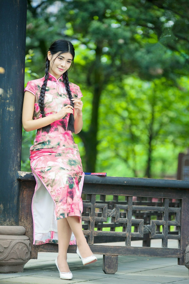 看上去有点羞涩的江南民族旗袍女孩!|旗袍|人像|靓丽_新浪新闻