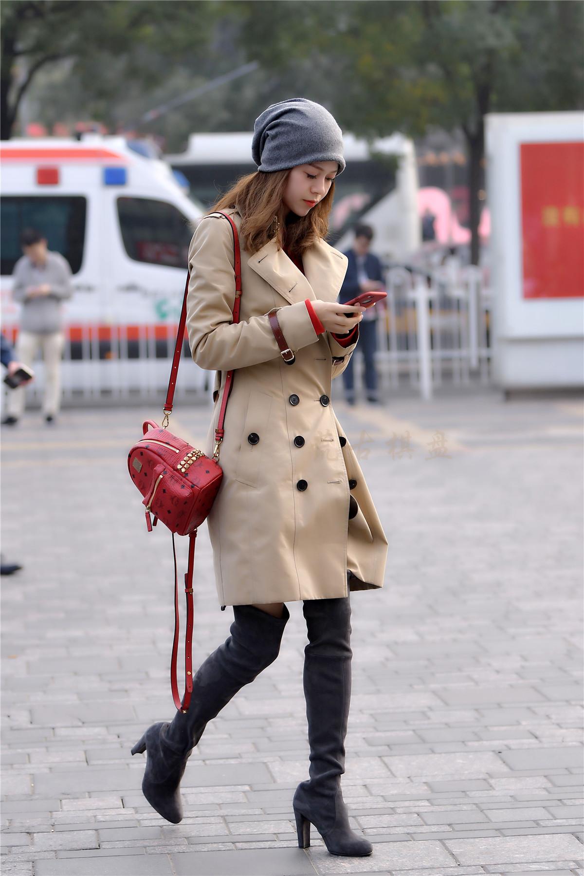 街拍:深秋时节的皮靴,被时尚靓女踩在脚下,尽显妖娆风姿