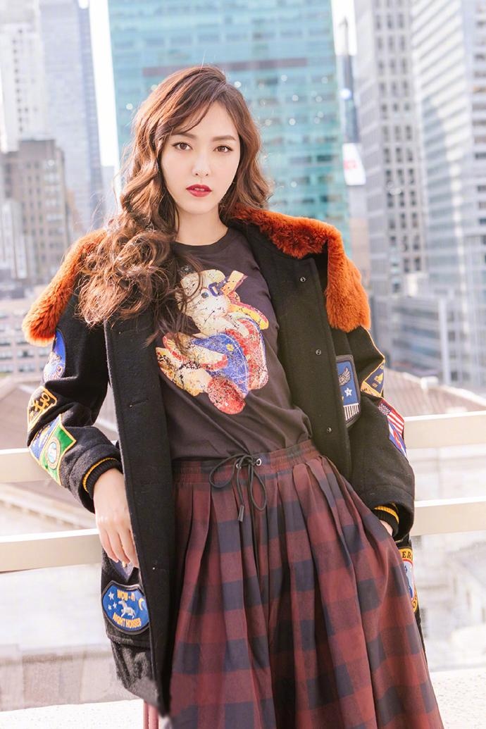 唐嫣把南瓜色穿在了身上，身披毛绒棉衣，打造万圣节最佳搭配