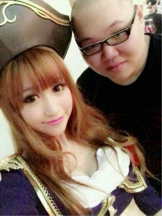 lol卢本伟女友大秀内衣自拍,网友:想把你举高高!