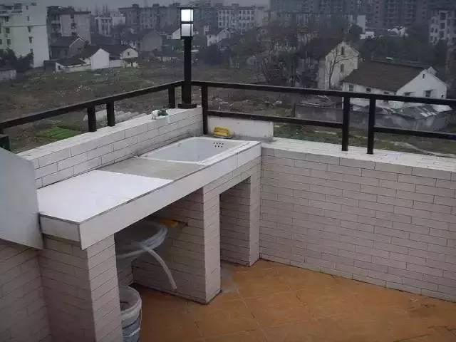 还在卫生间汗流浃背蹲着洗衣服?学学人家是怎么站着在阳台洗的?