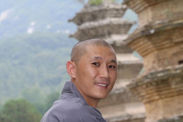 嵩山少林寺和尚,支持武僧一龙打败西提猜!表示:一龙加油!