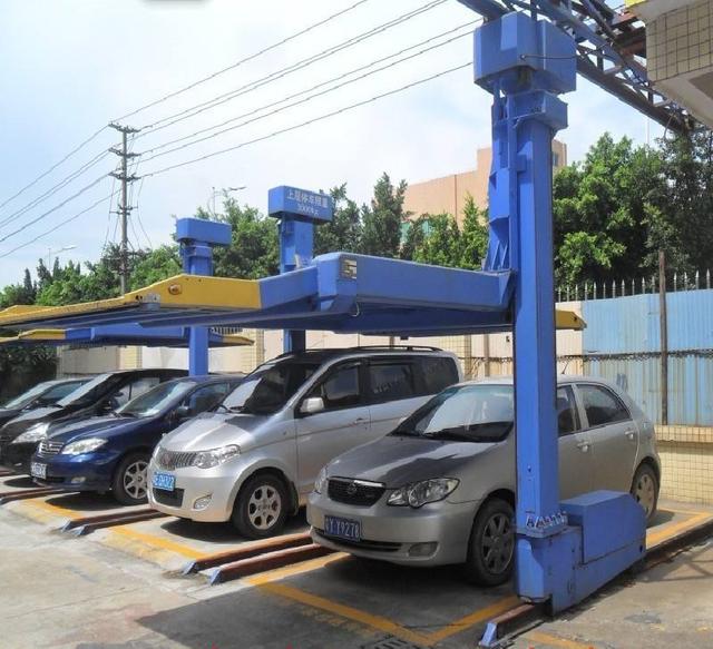 小区或者是商场也出现了不少双层或者是多层停车位(图为济南某停车架)