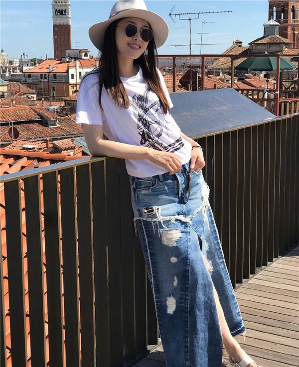 周丽淇凭"千红"夺最佳女配角,白色斜肩上衣配阔腿裤清爽