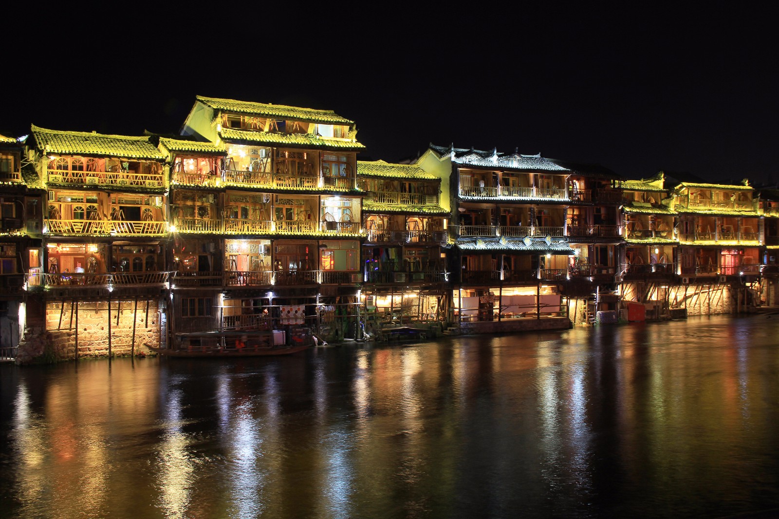 凤凰古城的夜色很迷人,像画一般美.