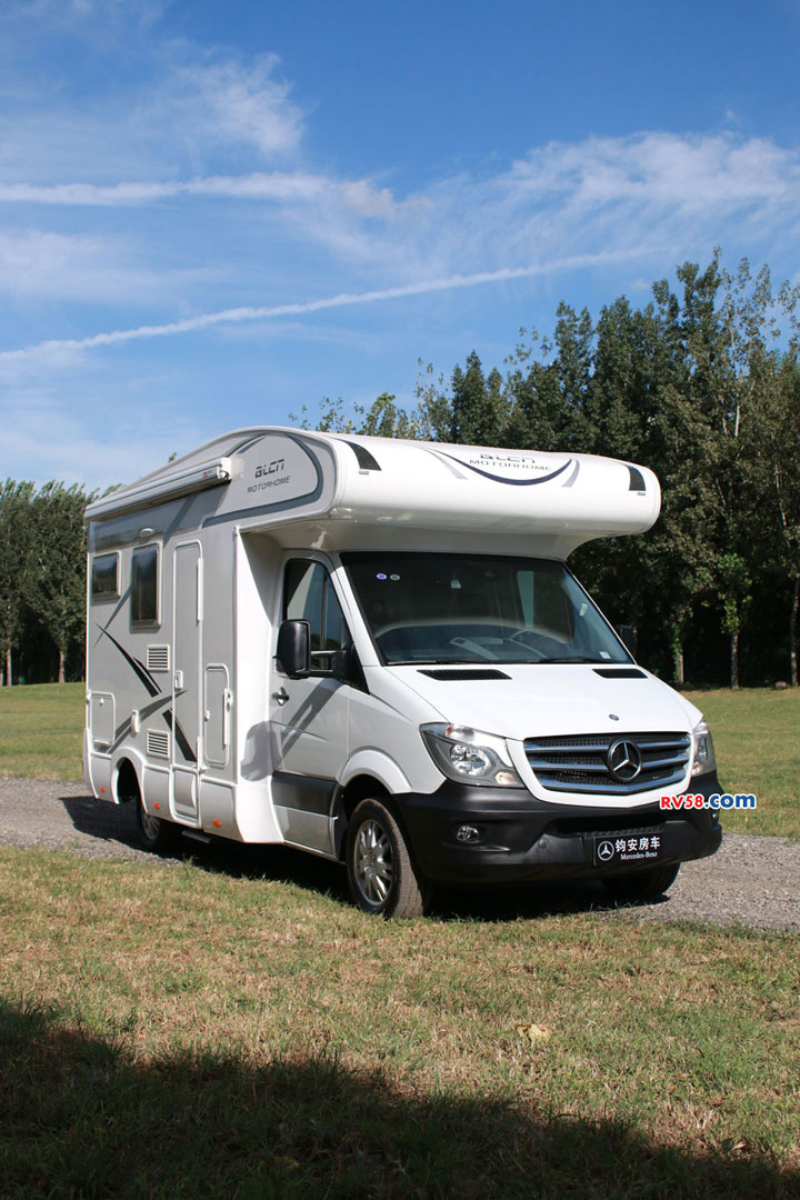 118万 车内布局一目了然,但是精良的做工还是将奔驰自行式c型房车的