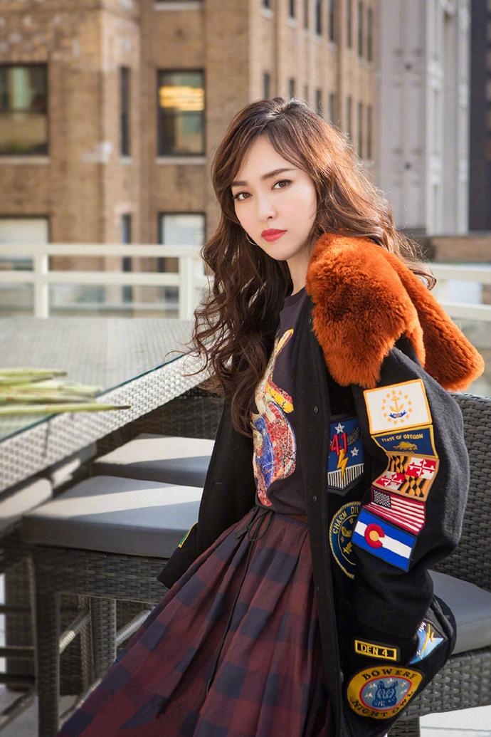 唐嫣把南瓜色穿在了身上，身披毛绒棉衣，打造万圣节最佳搭配
