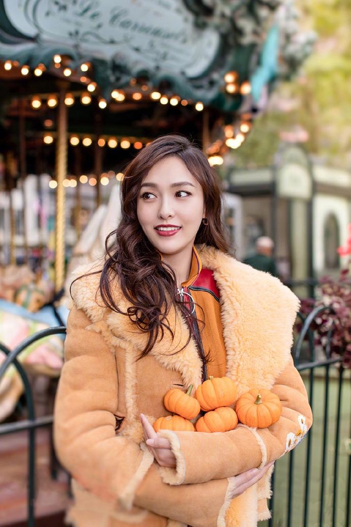 唐嫣把南瓜色穿在了身上，身披毛绒棉衣，打造万圣节最佳搭配