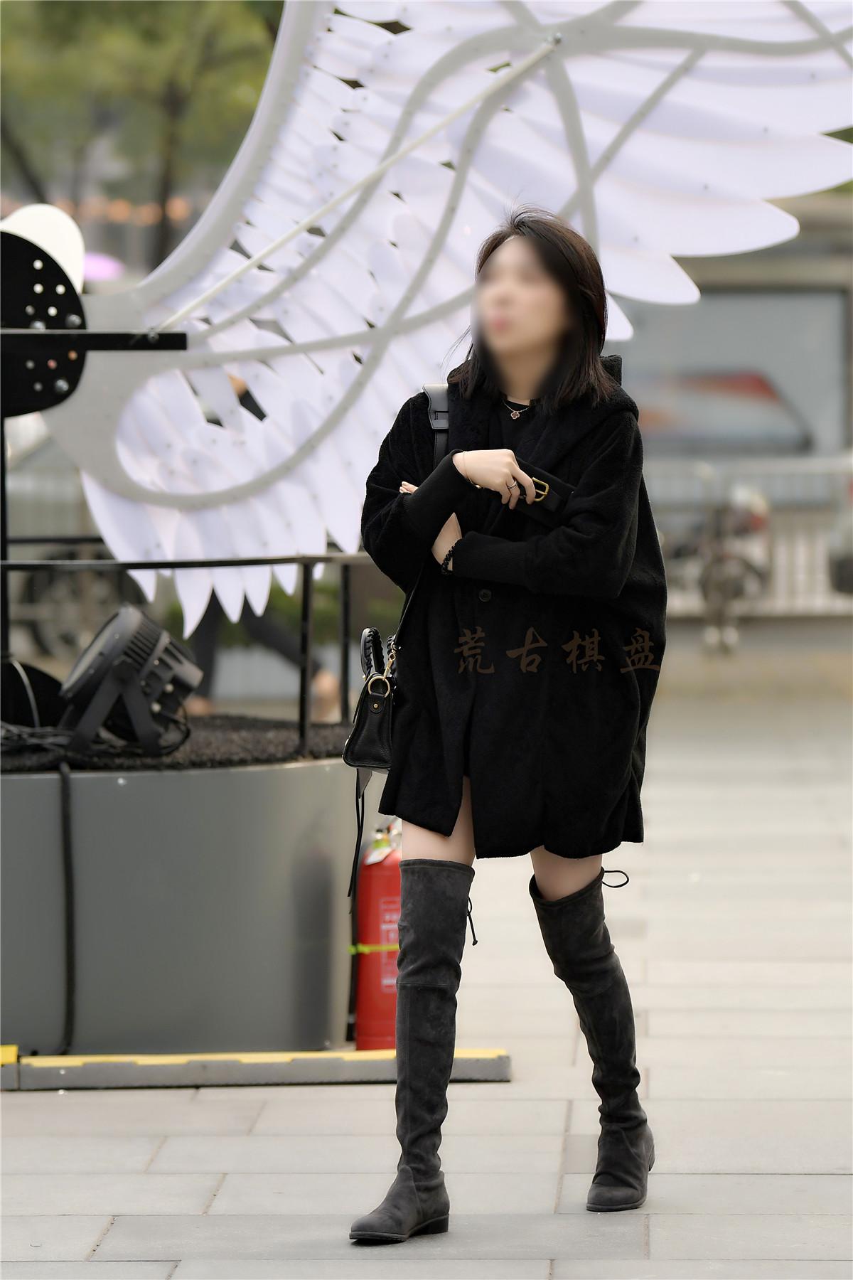 街拍:深秋时节的皮靴,被时尚靓女踩在脚下,尽显妖娆风姿