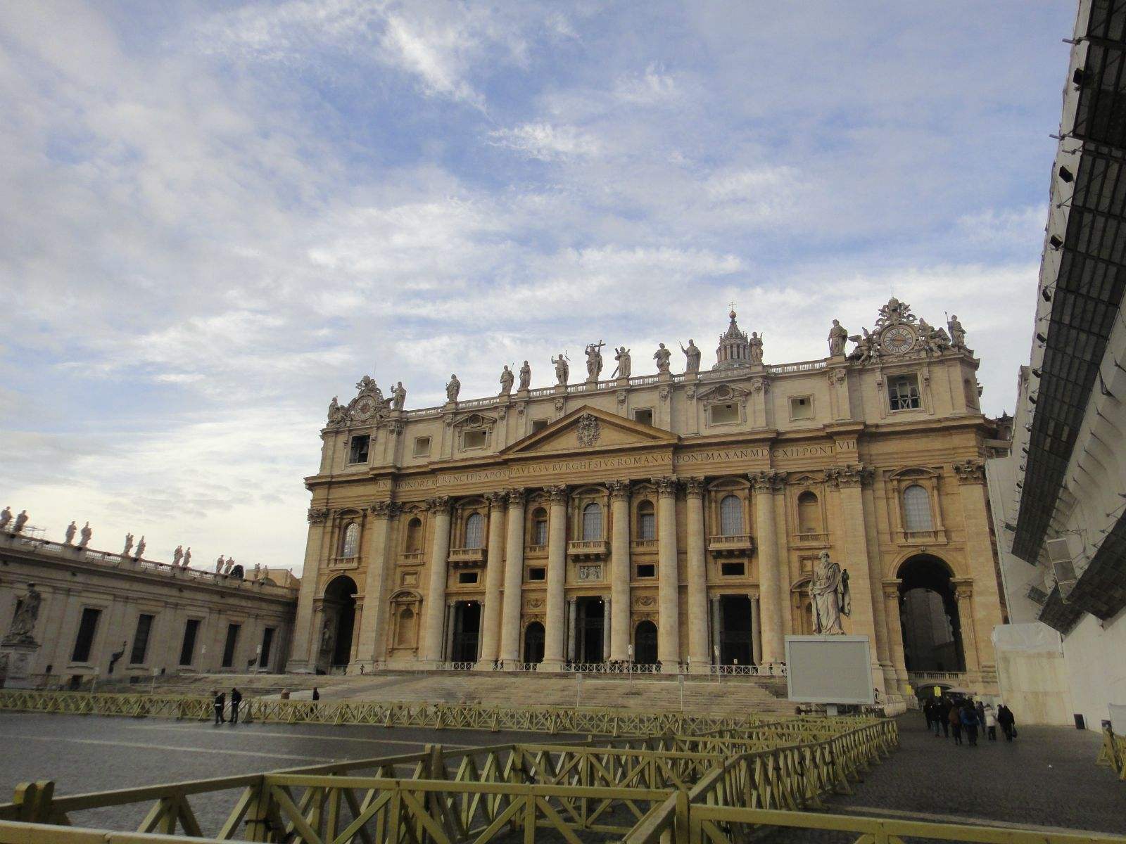 梵蒂冈这个国家的额地理位置十分特殊,他处于意大利的中心,整个国家都