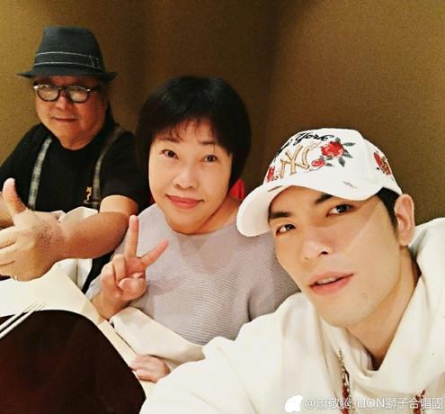 萧敬腾晒与父母合照全家都"逆龄",满满都是幸福