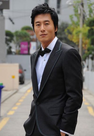 婚后宋仲基首次现身,前往前辈金柱赫的灵堂进行吊唁