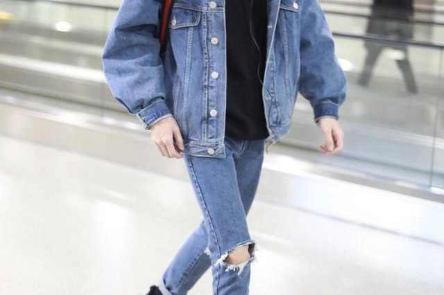 白敬亭穿破洞牛仔裤里面套了条肉色打底秋裤