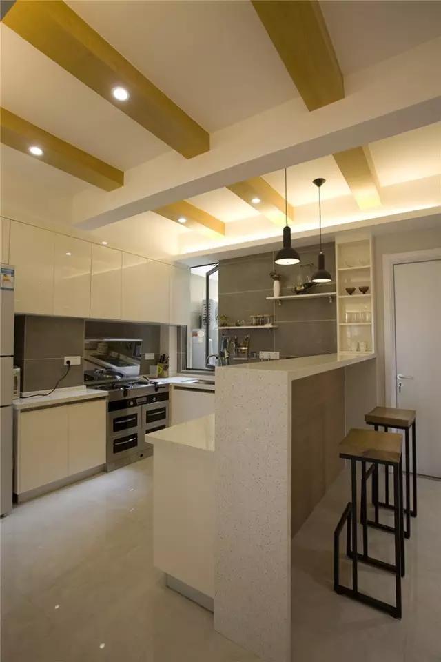 因为沉重梁的限制,很多家装公司会直接将吊顶全包起来,厨房本身的空间