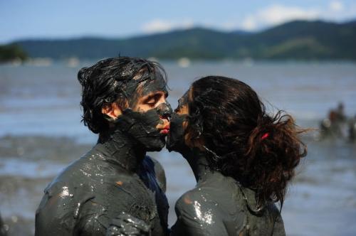 这个国家男女露天泥浴情侣全身是泥上演亲吻潮