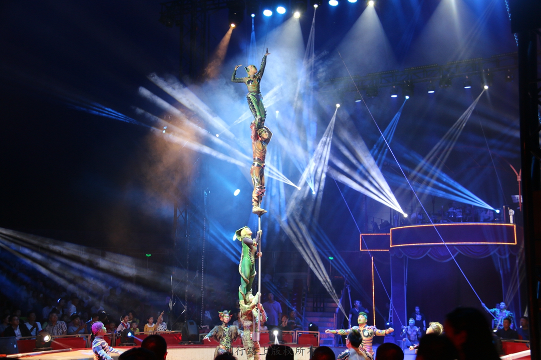 去看俄罗斯马戏团令人尖叫的是这些女骑手