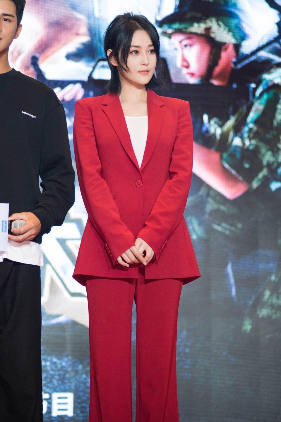 张馨予亮相《奇兵神犬》发布会 红色西装气场强大