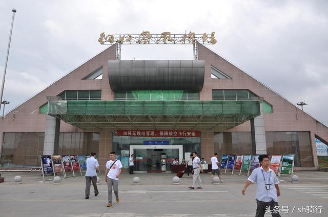 凤凰县是 湖南省 湘西土家族苗族自治州所辖八县市之一, 铜仁凤凰机场