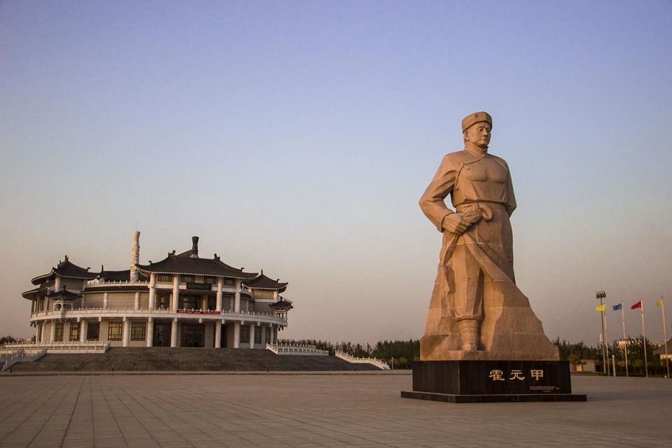 他家喻户晓的大侠如今墓地投资两亿重修结果规模堪比皇陵