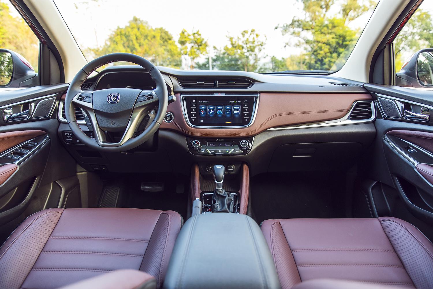 全面智能化 长安凌轩自动挡成家用mpv新宠