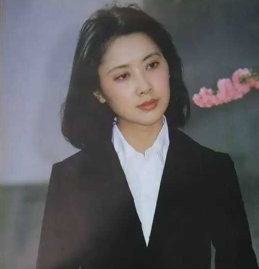 最美女儿国王65岁朱琳近照，依然如当年般优雅高贵