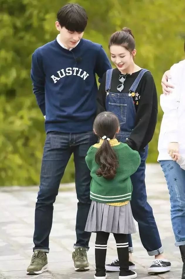 邓伦一家合照乍现表情包式笑容网友大笑注意了李沁脚上动作